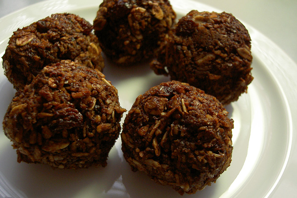 (macaroons on a plate)